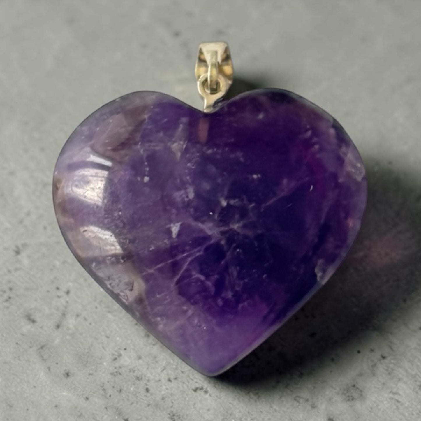 COLGANTE DE AMATISTA EN FORMA DE CORAZÓN – CALMA Y PROTECCIÓN EMOCIONAL