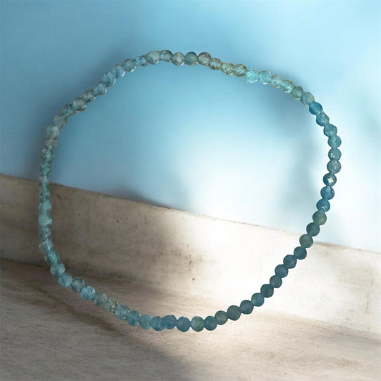 ✨ Pulsera de Apatito Azul Oscuro Facetado — Claridad, enfoque y expresión