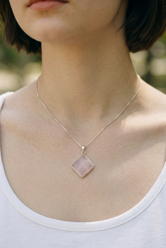 COLGANTE DE CUARZO ROSA EN FORMA DE PIRÁMIDE – AMOR Y EQUILIBRIO EMOCIONAL