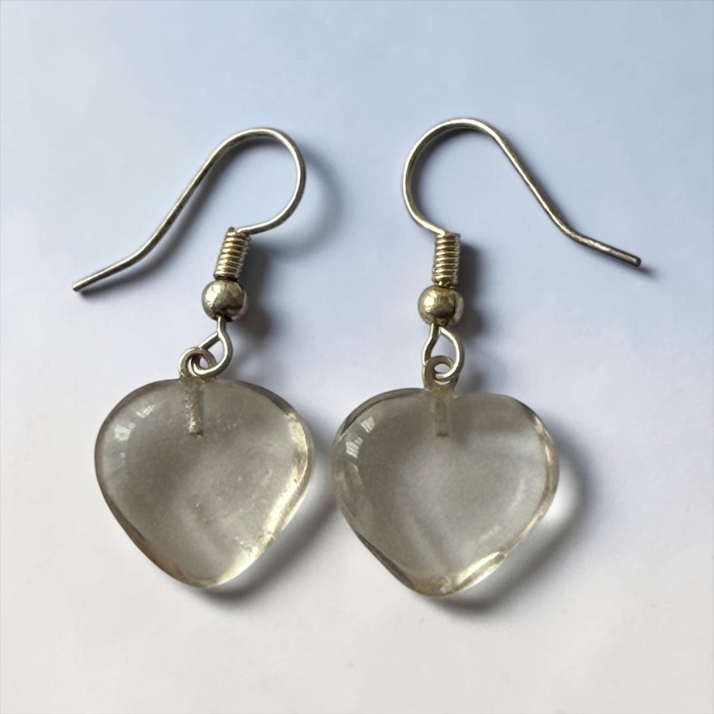 PENDIENTES DE CUARZO AHUMADO EN FORMA DE CORAZÓN – ESTABILIDAD Y CONEXIÓN A TIERRA